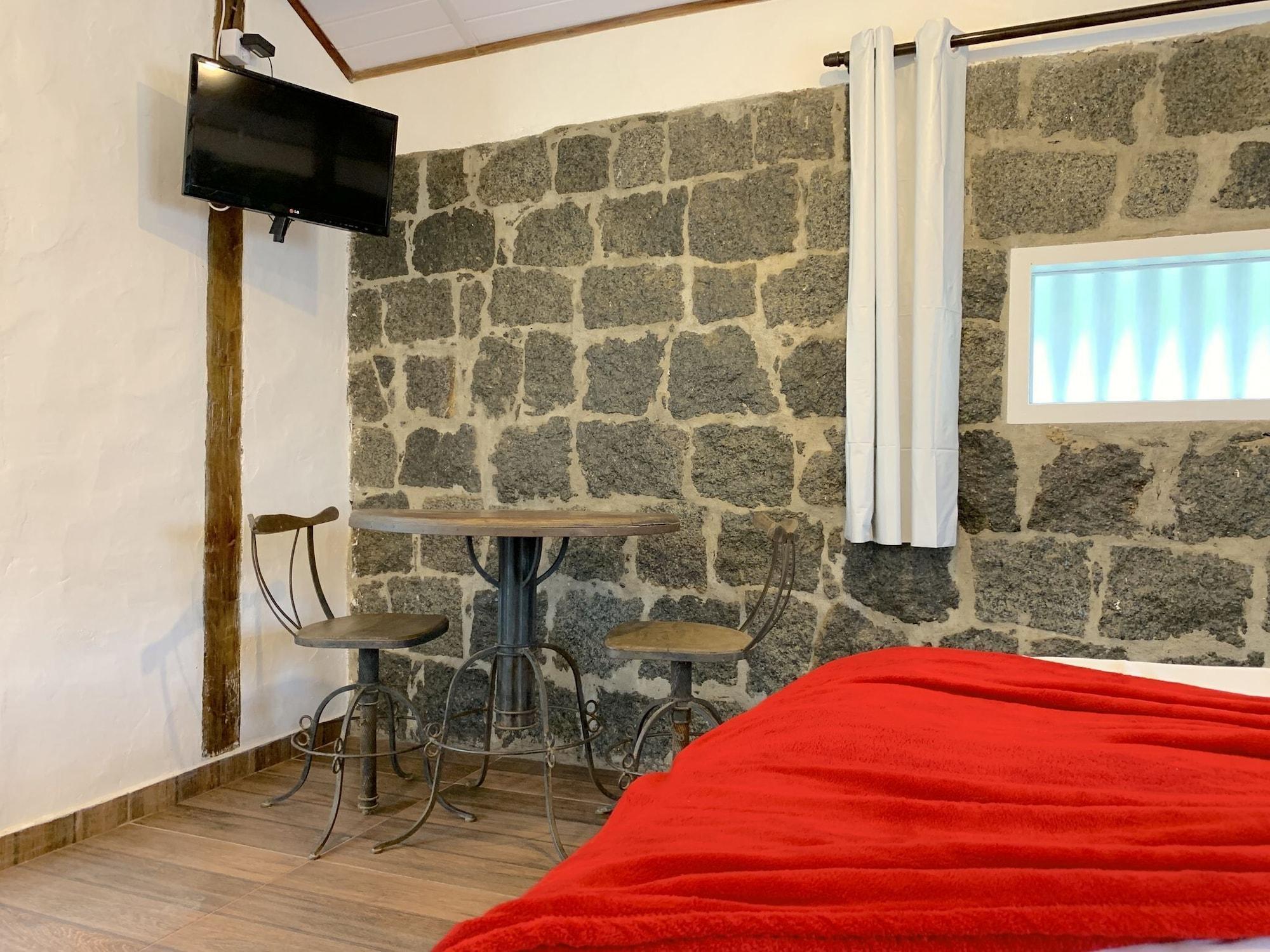 Inn Velinn Bromelias